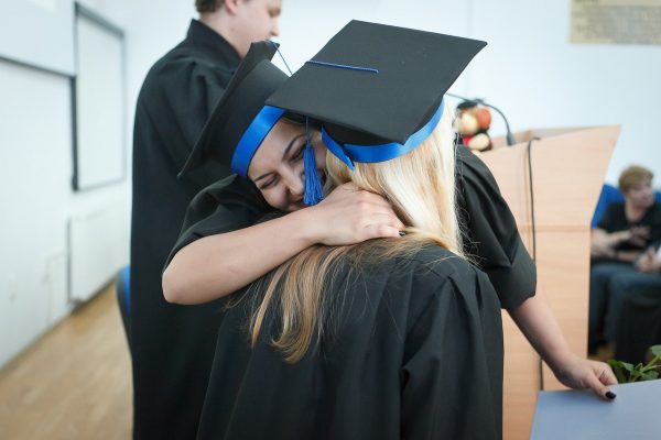 Des étudiantes diplômés d'un MBA Tourisme